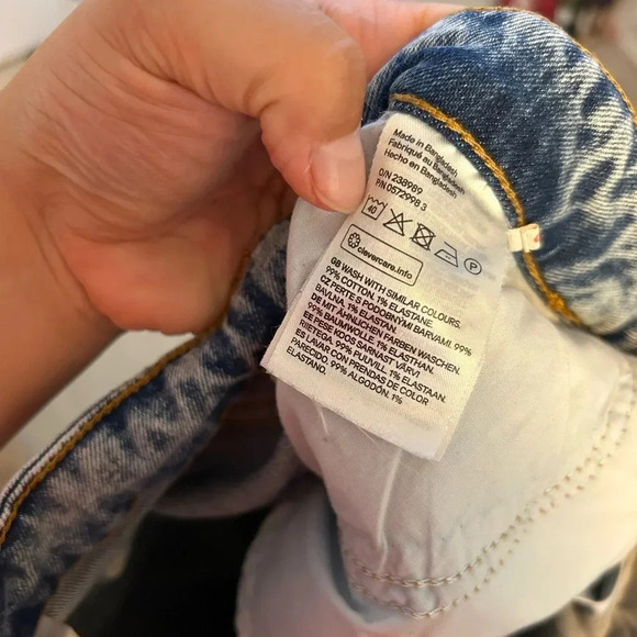 H&M Divided Acid Wash Mom Jeans - Picture 4 of 4